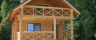 Balcon dans une maison en bois