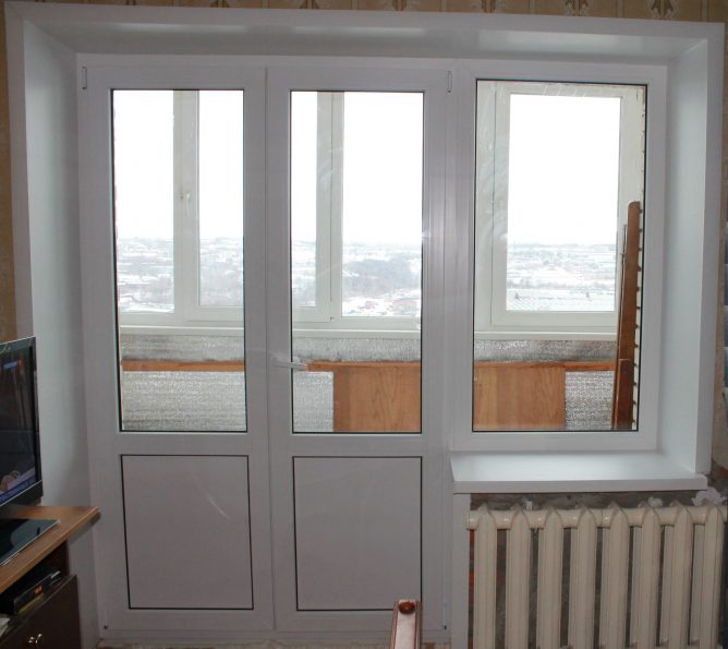 Balkonahe ng dobleng swing door