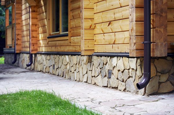 Comment traiter les fondations d'une maison à l'extérieur de l'humidité