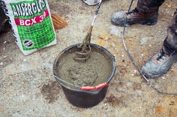 Paano ipadikit ang styrofoam sa isang kongkretong kisame