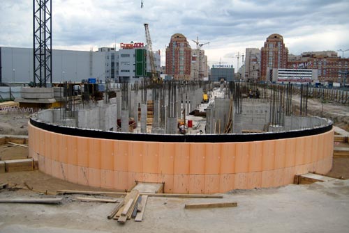 Ang basement ng hinaharap na shopping center ay insulated ng mga plato ng Penoplex