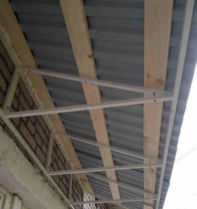 kahoy na frame para sa canopy ng balkonahe