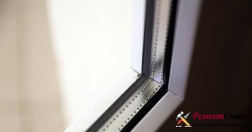 Spacer frame sa double-glazed window