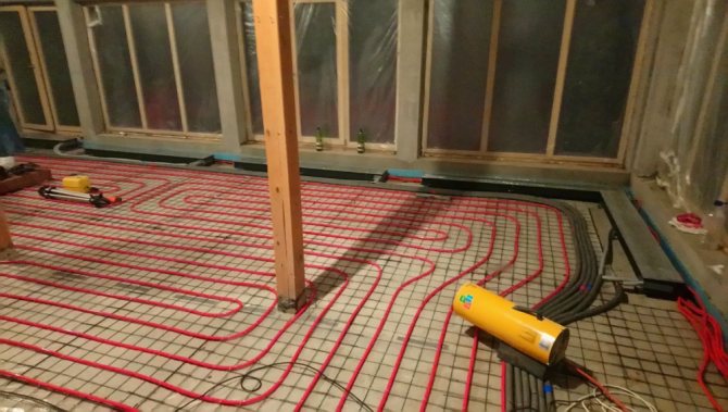 Ginagamit ang mga espesyal na kagamitan para sa pag-install ng underfloor heating