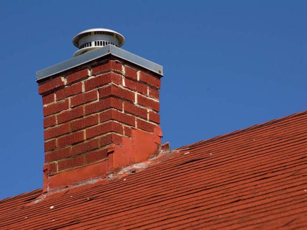 Chimney sa bubong ng isang pribadong bahay.