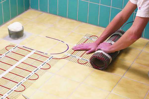 Kung ang lumang palapag ay patag, ang underfloor heating mat ay maaaring mailagay nang direkta sa itaas.