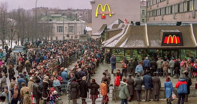 Foto: den første McDonalds i Rusland forårsagede en vanvittig opstandelse