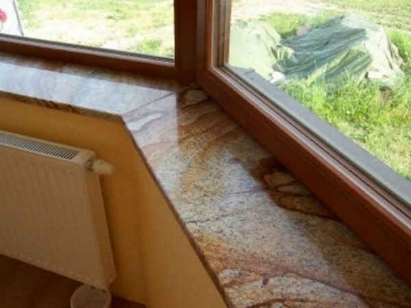 larawan: granite windowsill sa balkonahe