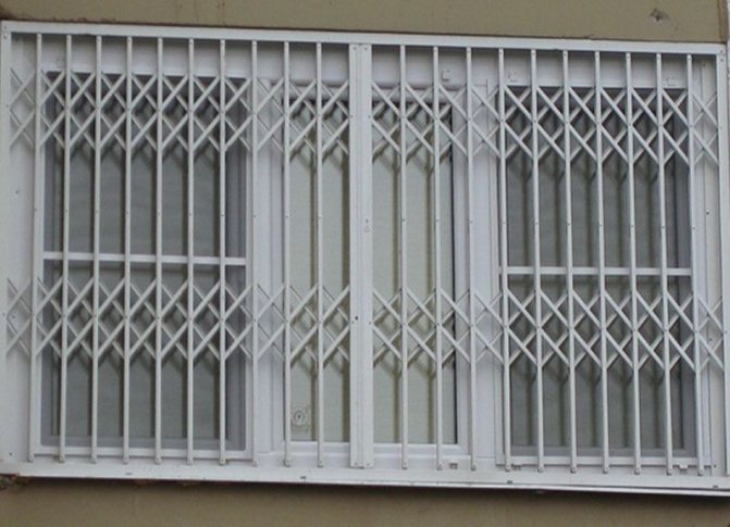 Photo: grille sur la fenêtre - quand la maison est comme une prison, une fenêtre anti-effraction