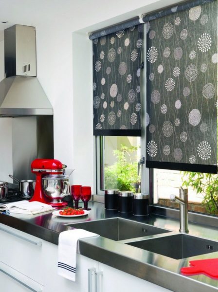 larawan: roller blinds sa kusina