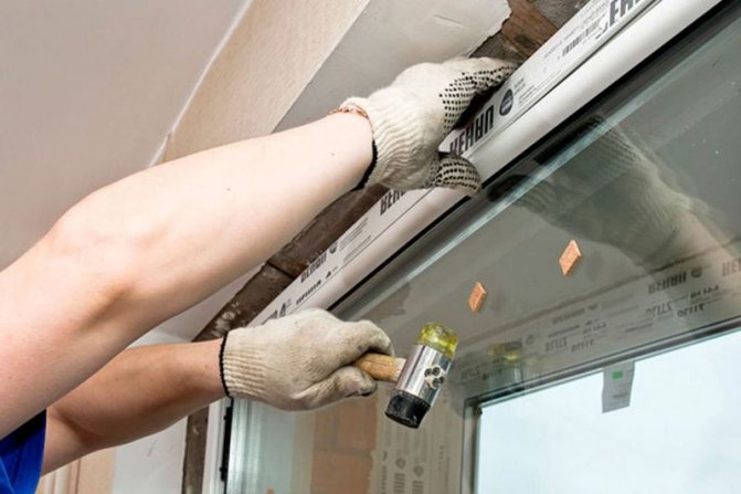 Foto: glasperlen ligger tæt på glasenheden, og under installationen bruges en spindende hammer - hvis du ikke har tilstrækkelig dygtighed, kan du let knække glasenheden *