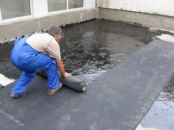 larawan: pagtula ng waterproofing sa mastic