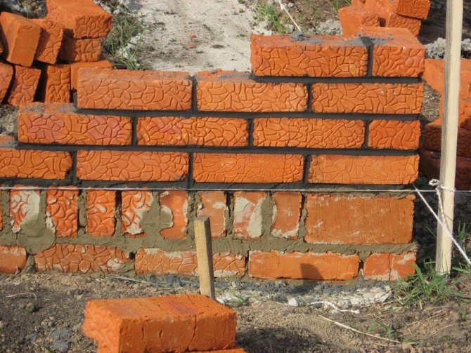 Pundasyon ng brick - sunud-sunod na mga tagubilin, kalamangan, kahinaan, tagubilin, payo ng bricklayers