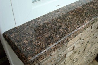 Mejdurechinsk sand-kulay granite window sill para sa glazed balkonahe