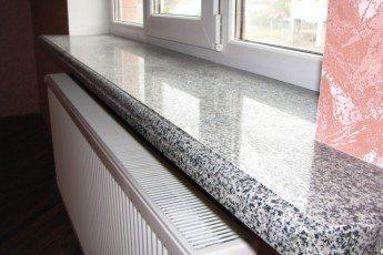 Gray granite window sill na may itim na splashes Bella White