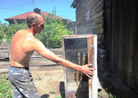 Mga tagubilin sa kung paano gumawa ng isang smokehouse mula sa ref