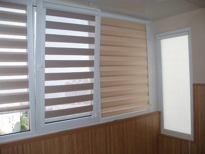 Ang mga kalamangan ng blinds ay nagsasama ng kakayahang kontrolin ang dami ng ilaw na pumapasok sa silid.