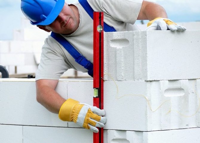 Paano at kung ano ang insulate ng isang bahay mula sa aerated concrete