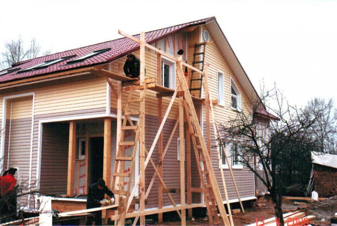 Paano mag-sheathe ng pediment ng isang bahay na may corrugated board