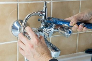 Paano maayos na i-tornilyo ang isang faucet sa banyo