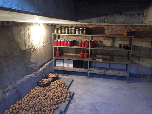 Paano gumawa ng isang cellar sa balkonahe o sa ilalim ng unang palapag loggia gamit ang iyong sariling mga kamay