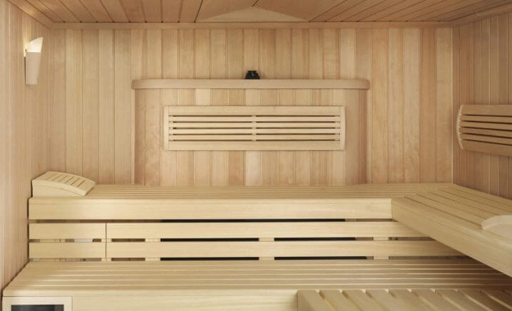 isang larawan ng pag-install ng isang sauna sa balkonahe