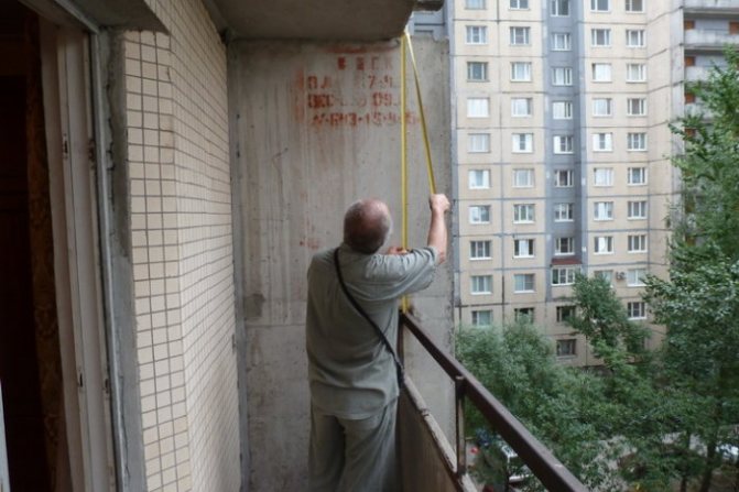 photo des mesures du mur sur le balcon