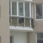 Balcon français classique avec balustrade en fer forgé