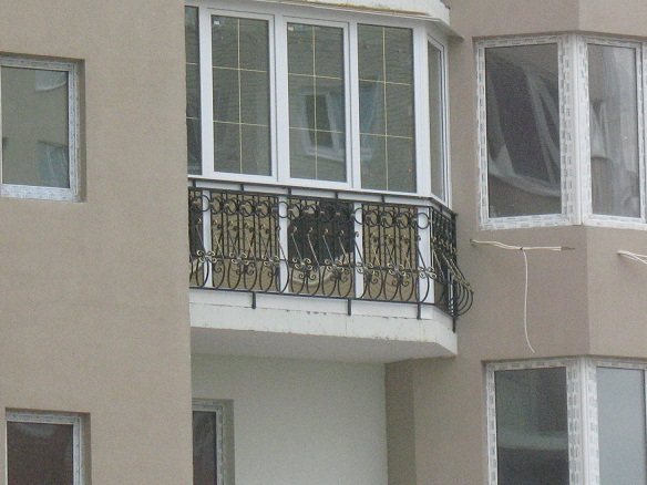 Klasikong balkonahe ng Pransya na may wraced iron railing