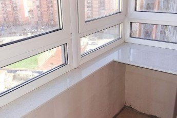 Ang quartz window sill St Helens White para sa pagtatapos ng insulated balkonahe