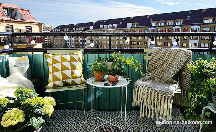 Lounge area on the balcony: resting place without leaving the apartment