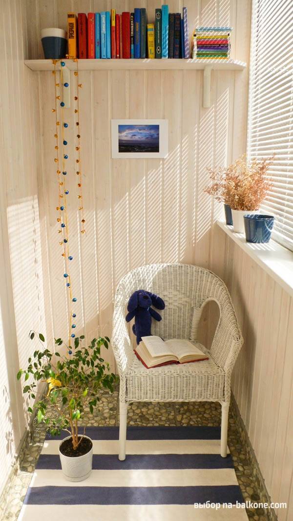 Lounge area on the balcony: resting place without leaving the apartment