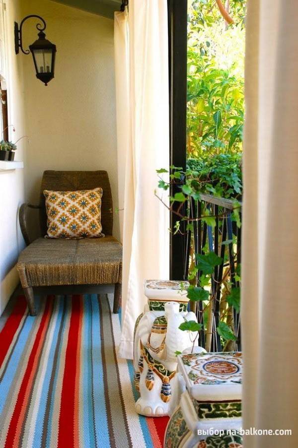 Lounge area on the balcony: resting place without leaving the apartment