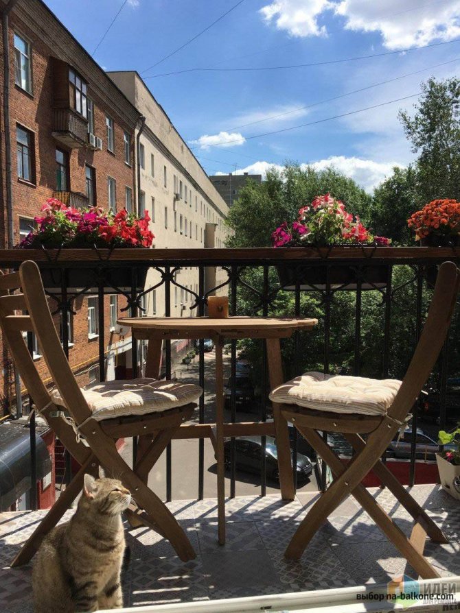 Lounge area on the balcony: resting place without leaving the apartment