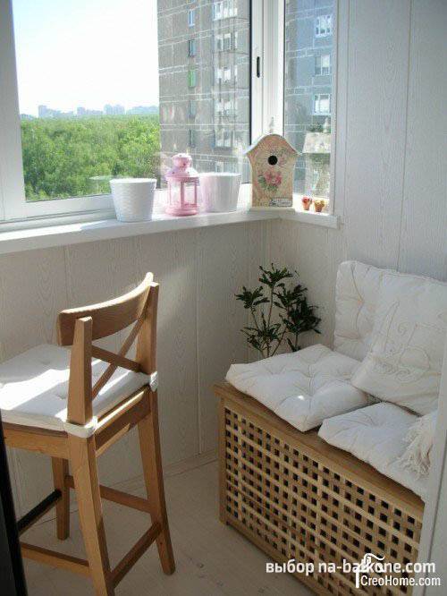 Lounge area on the balcony: resting place without leaving the apartment