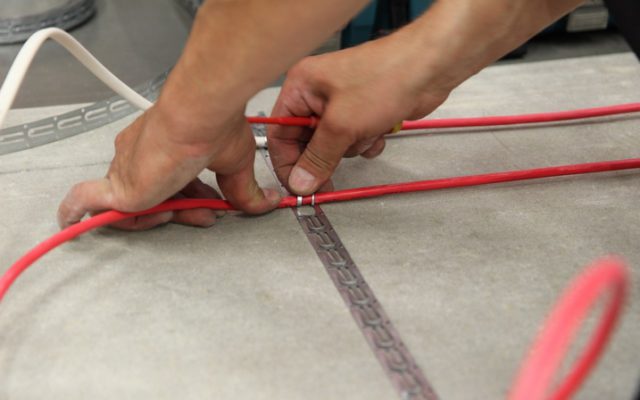 Ang pag-install ng underfloor heating cables ay dapat na isagawa sa mahigpit na alinsunod sa mga tagubilin ng gumawa.