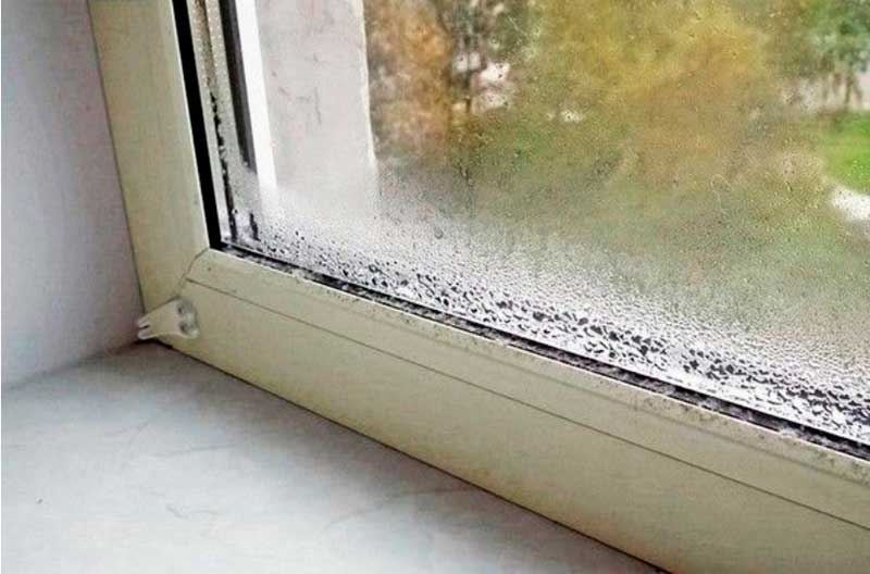 Sa larawan - ang mga kahihinatnan ng hindi magandang pag-install ng isang plastic window