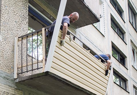 Parapet på balkonen