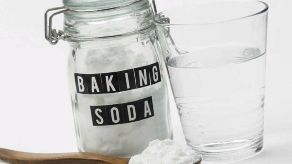 Ginagamit din ang baking soda upang alisin ang mga mantsa.