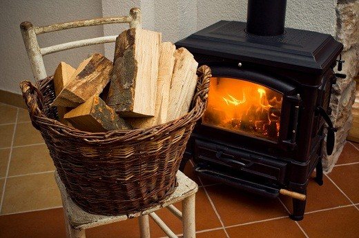 Un panier en osier utilisé comme tas de bois pour stocker le bois de chauffage est très coloré