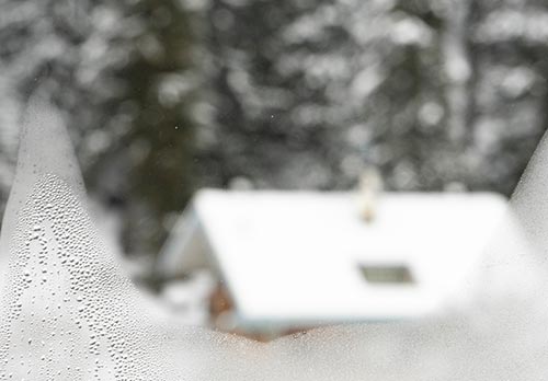 Hvorfor vinduer i huset sveder, og hvordan man kan slippe af med en lækage