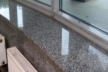 Gray granite sill na may itim na splashes Bella White