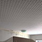 les carreaux de plafond sont collés avec la bonne colle