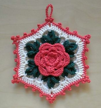 Gantsilyo ang potholder na may volumetric rose