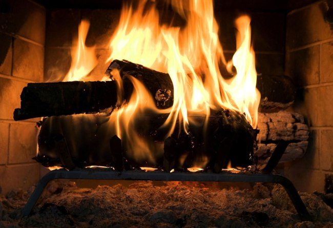 Beau feu à l'intérieur de la cheminée