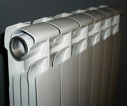 Hindi matanggal ang radiator na may magkakahiwalay na mga seksyon