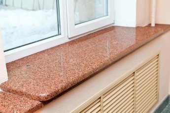 Pink Granite Sill na may Madilim na Mga Splash ng Maple Red