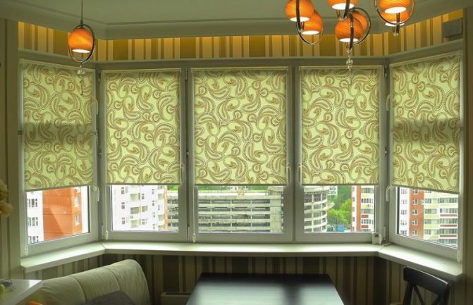 Roller blinds sa mga bintana sa kusina bay window