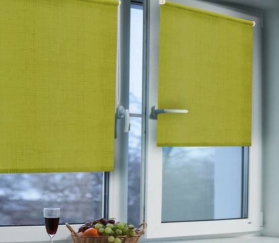 Mga roller blinds para sa mga plastik na bintana nang walang pagbabarena