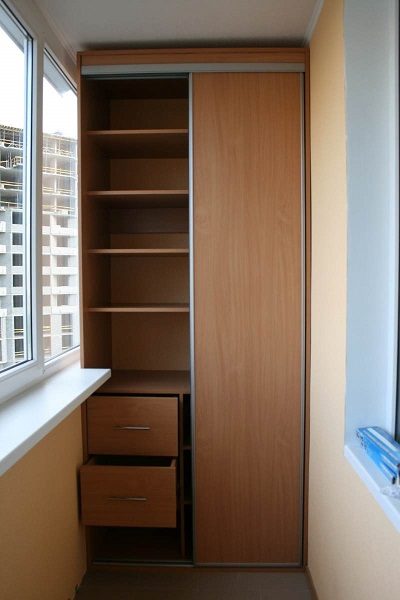 sliding wardrobe para sa isang makitid na balkonahe